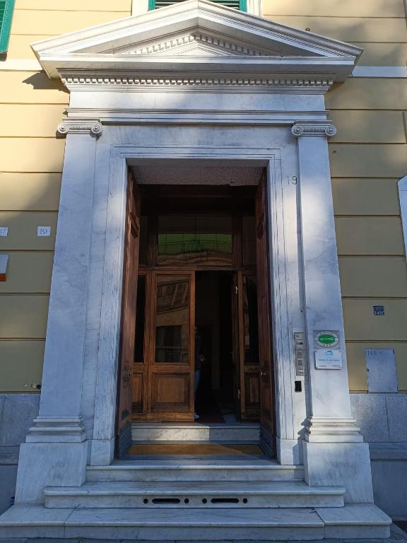 Portone principale del palazzo al piano terra, in legno scuro